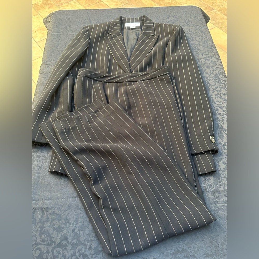Jones New York Vintage 2-piece suit size 14
Polyester blend